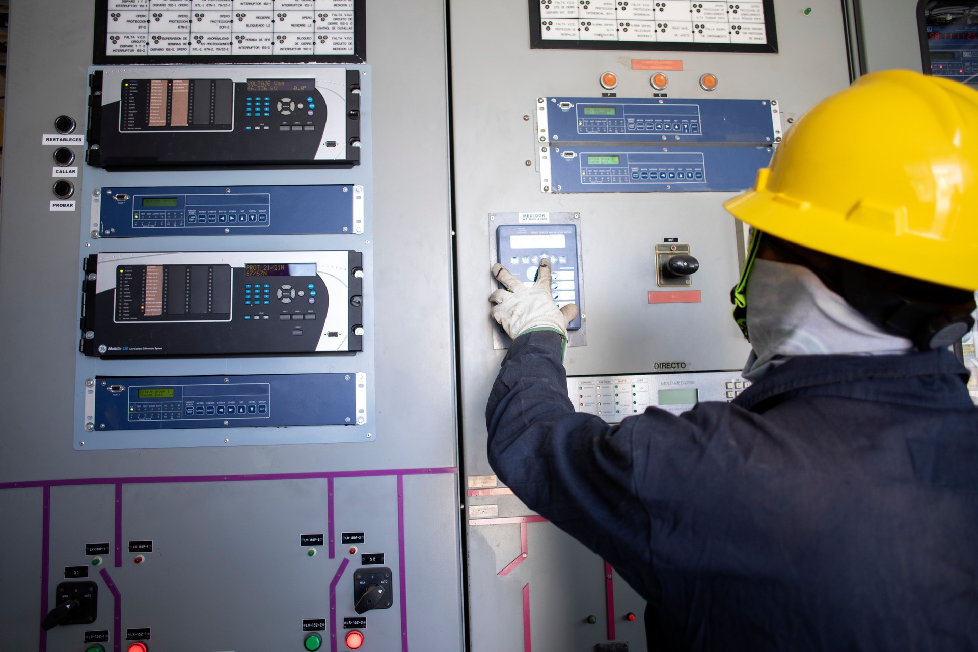 trabajadores eléctricos en subestación