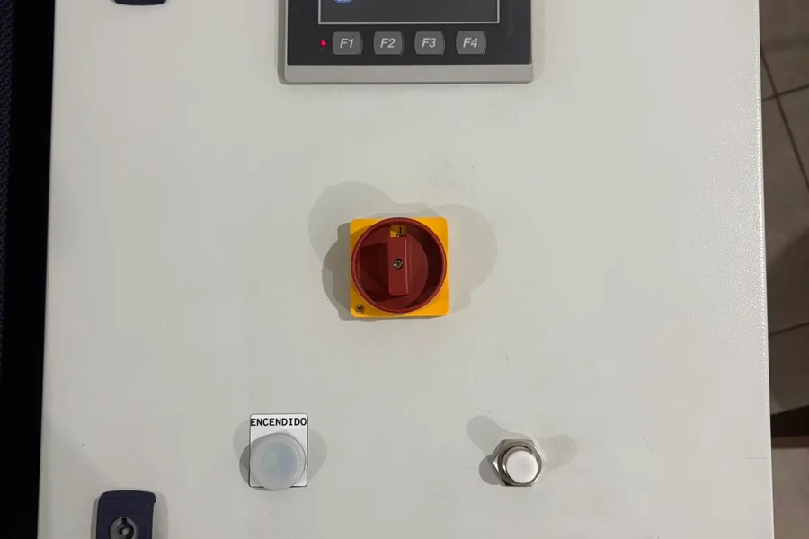 Panel de control Allen-Bradley con HMI PanelView y botonera industrial