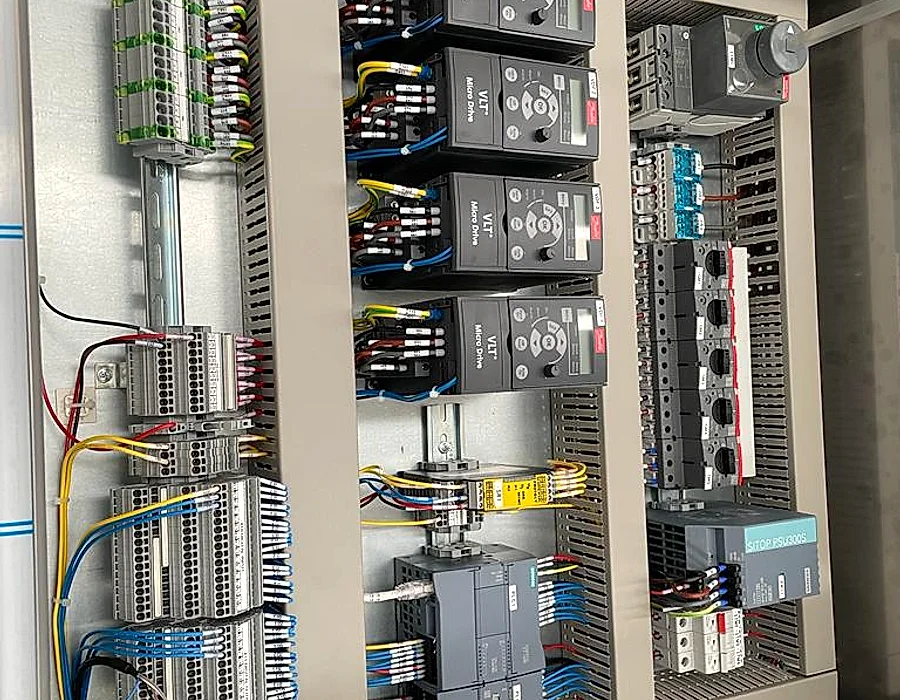 Tablero de control para sistema de conveyors con variadores Danfoss y PLC Siemens — KALB-TECH