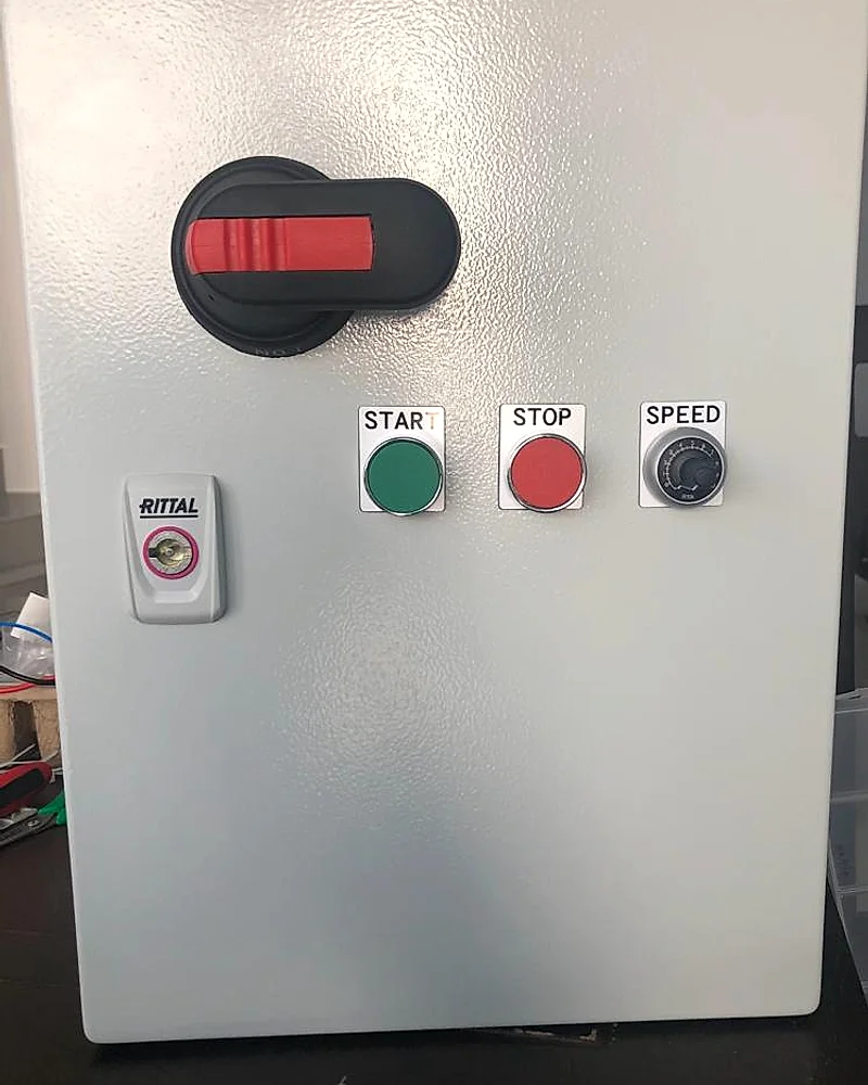 Gabinete estándar Rittal con botonera START-STOP y control de velocidad para conveyor