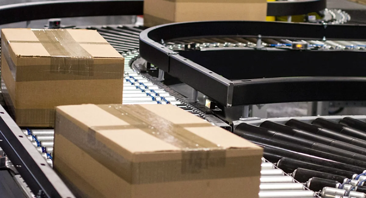 Línea de conveyor con manejo de cajas en centro de distribución en Querétaro — KALB-TECH