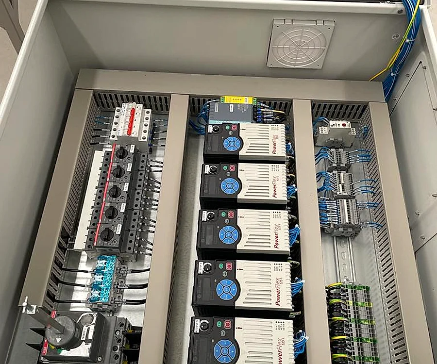 Tablero eléctrico industrial con variadores Allen-Bradley PowerFlex fabricado por KALB-TECH Querétaro