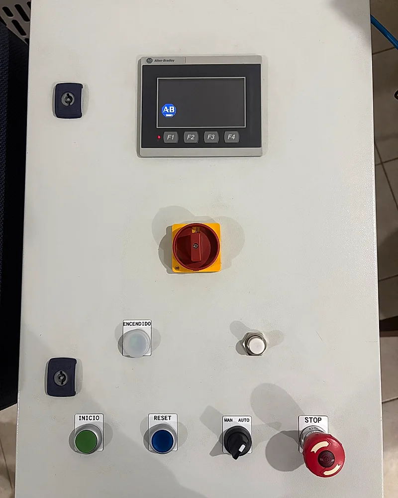Tablero de control con PLC Allen-Bradley y HMI PanelView para proceso industrial